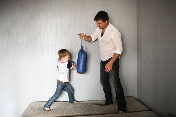 父亲教儿子拳击，生活方式内化图片下载