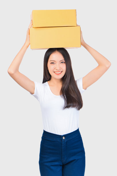 幸福可爱的亚洲女人微笑和持有包裹在线营销和快递图片下载