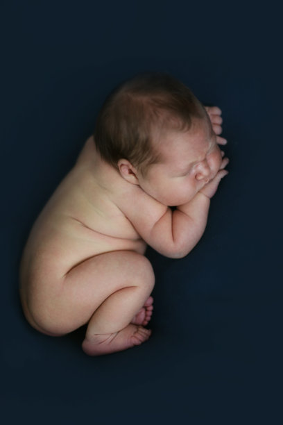 可爱的新生儿睡在他的手在真正的内部图片下载