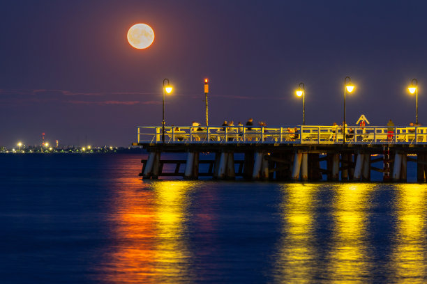 七月的满月在格丁尼亚奥罗沃的码头。波兰图片下载