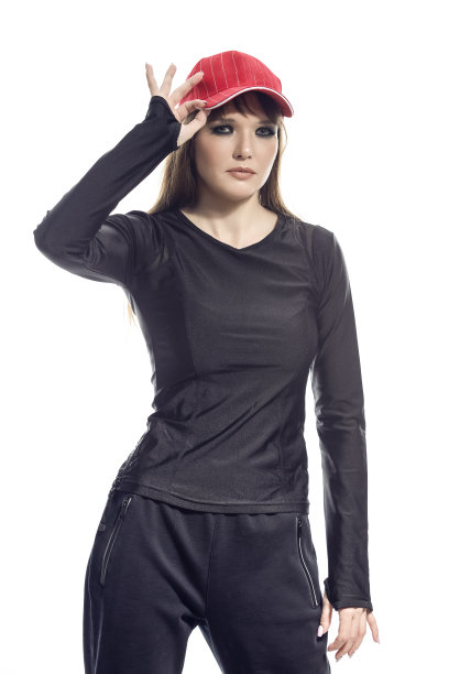 运动型白人女棒球运动员运动员在运动装备戴红帽子和触摸Vizor在纯白色背景。图片下载