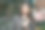 一名年轻女子拿着一杯酒在餐厅外。图片下载