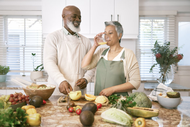 一对幸福的夫妇在厨房里玩得很开心图片下载