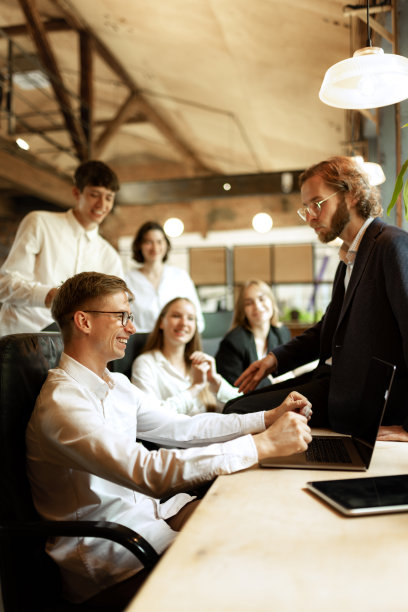 一群年轻人聚在一起，讨论问题。生动的交流图片下载