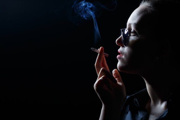女人吸烟香烟图片下载