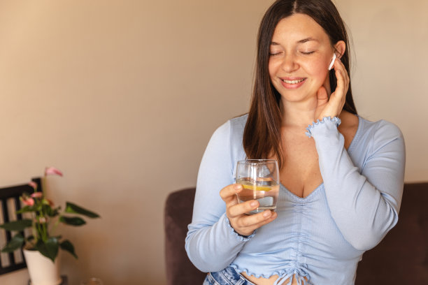 女人在家笑着打电话的侧面图图片下载