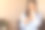 女人在家笑着打电话的侧面图图片下载