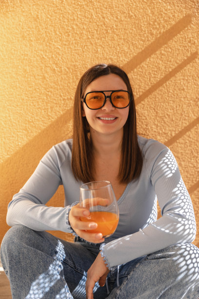 可爱的女人在太阳镜的近距离观察图片下载