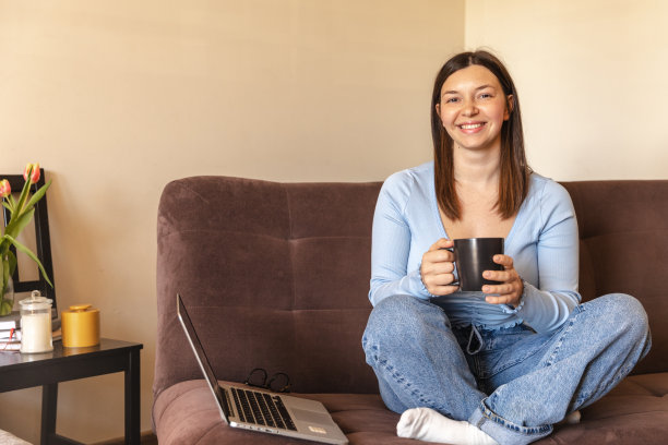 美女在镜头前微笑的全景图片下载