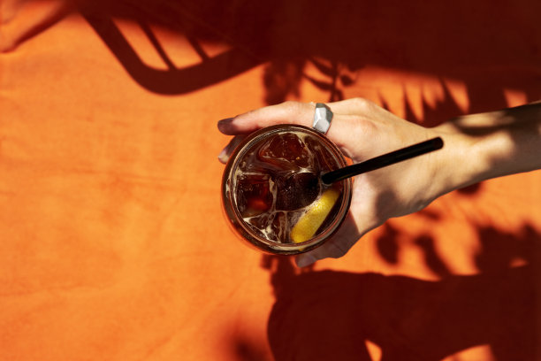 夏季背景下的浓缩咖啡汤力的顶部视图。拿着新鲜和冰的鸡尾酒与咖啡因图片下载