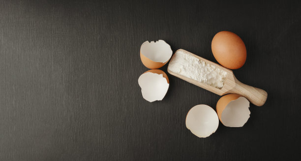 烘烤背景与面粉，鸡蛋，厨房工具，器具在黑暗的桌子上。前视图。平的风格。模拟。图片下载