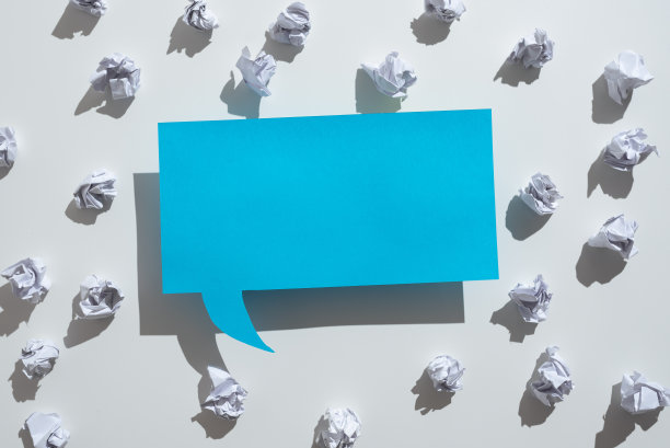 有重要信息的语音泡泡周围的包装纸。满是皱巴巴的字条的对话气球与关键的信息。带着关键数据的皱巴巴的备忘录图片下载