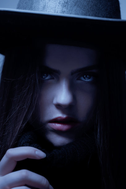 肖像的女人与黑色的帽子部分脸覆盖阴影图片下载