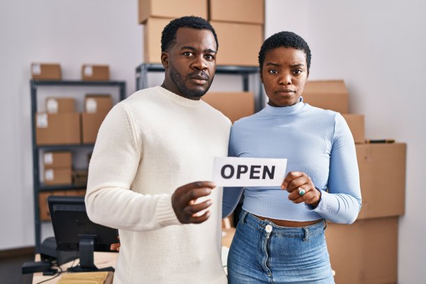 年轻的非洲裔美国夫妇在小企业电子商务怀疑和紧张，皱眉不安，因为问题。消极的人。图片下载