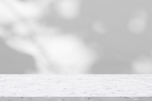 大理石桌子与树的影子落在白色的墙壁背景，用于实物展示图片下载