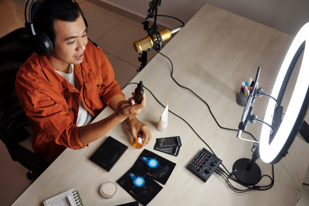 男性博主拍摄美容套路图片下载