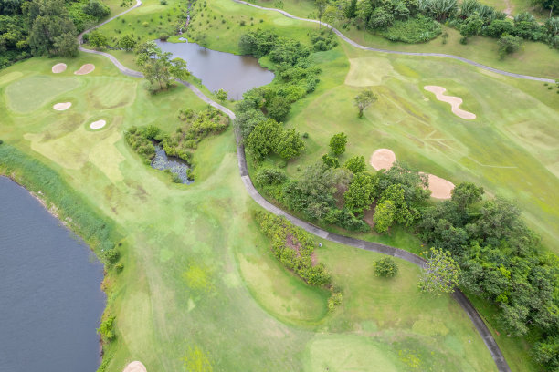鸟瞰图无人机拍摄的美丽的绿色高尔夫球场球道和放绿自上而下的图像作为运动背景和旅游自然背景令人惊叹的景色图片下载