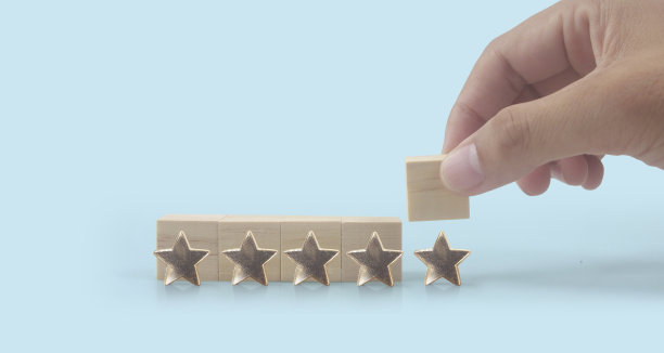 手握木制立方体和用于输入文字的复制空间图片下载