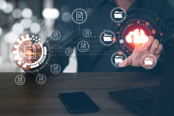 在线文档存储和云技术的概念，商人利用笔记本电脑工作和现代备份数据的安全系统和虚拟屏幕上的数据存储图标图片下载