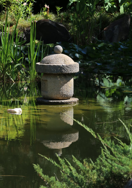 池塘里的石头基座，公共公园里日式花园的一个元素图片下载