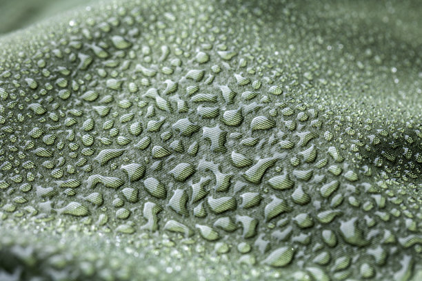 浸渍织物上的水滴图片下载