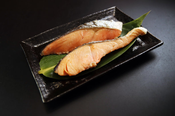 桌子上有烤鲑鱼图片下载