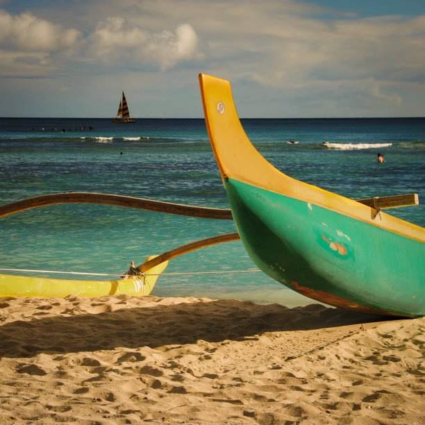 夏威夷瓦胡岛怀基基海滩沙滩上的一只独木舟图片下载
