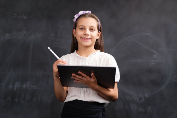 回归校园理念，快乐微笑儿童学生使用数字平板电脑图片下载