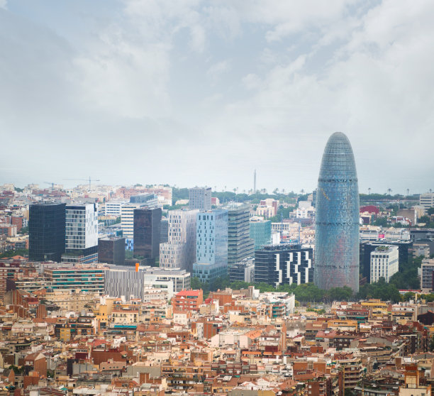 巴塞罗那的现代办公大楼图片下载