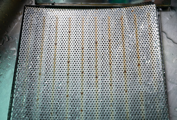 在清洗水槽之前，用一块灶台罩过滤。图片下载