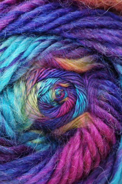 彩色羊毛在黑色背景上形成复杂的设计结构图片下载