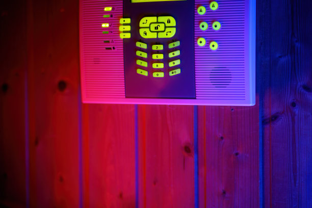 报警系统控制键盘发光绿色led在黑暗的夜晚图片下载