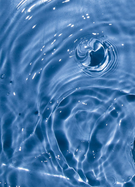 水流倾泻在泛起涟漪的水面上。抽象的背景。复制空间为您的设计-库存照片图片下载