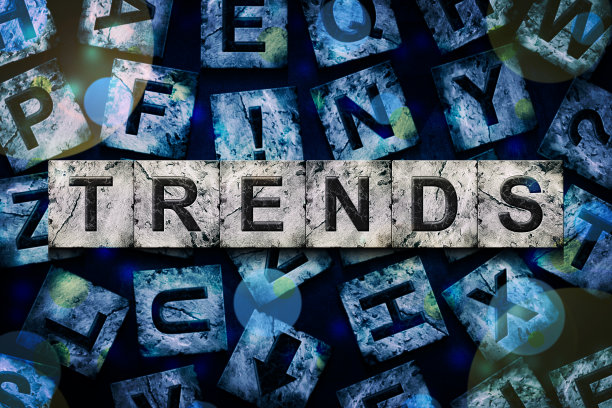 趋势，字母刻在石头上，深蓝色的背景，商业。图片下载