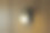 开黄灯工业风格金属黑色壁灯。墙上挂着一盏褐色的木墙，夜灯。室内工业风格的装饰。极简主义。图片下载