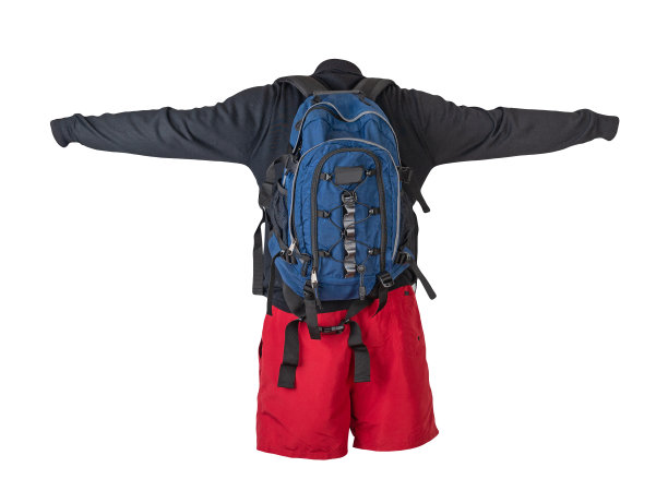 背包，短裤，毛衣孤立在白色背景。图片下载