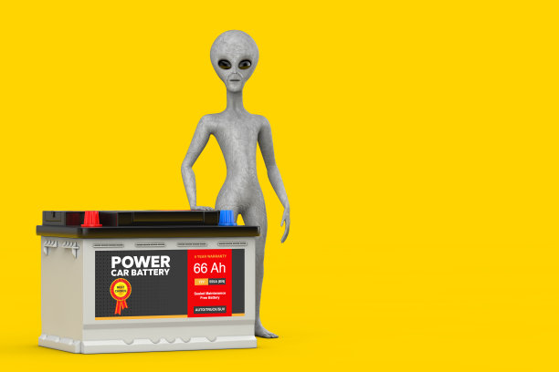 可怕的灰色人形外星人卡通人物人物吉祥物和可充电的汽车电池12V蓄电池与抽象标签。3d渲染图片下载