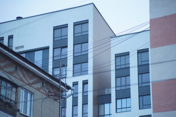 城市建筑立面的部分由几何线性组合构成。图片下载