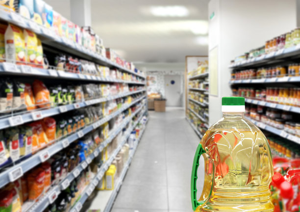 在超市挑选乳制品。图片下载