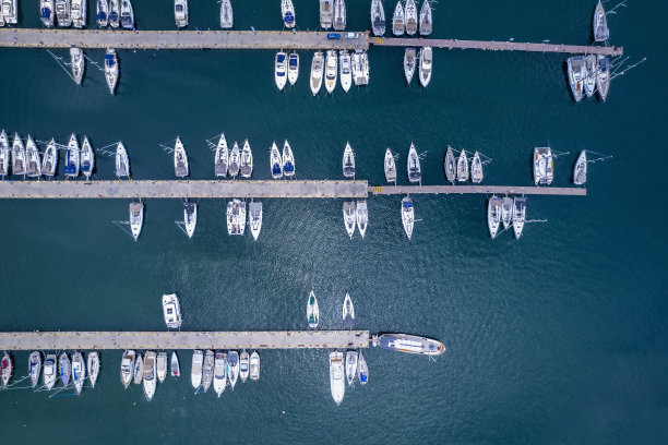 俯瞰停泊着豪华游艇的码头图片下载