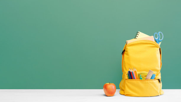 彩色文具和苹果双肩包：返校季banner设计素材图片