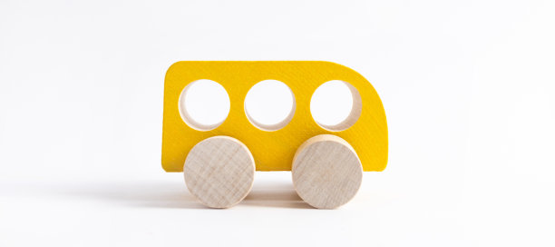 白色背景的卡通风格木制玩具车。多彩的交通背景，生态儿童玩具蒙特梭利。图片下载