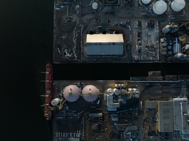 一艘散货船停靠的工业港口正上方的鸟瞰图。图片下载