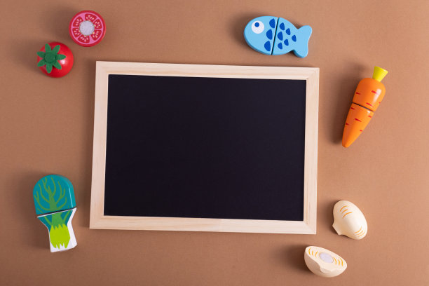 黑板书写板与木制小山羊玩具装饰设计。拷贝空间背景，儿童教育图片下载