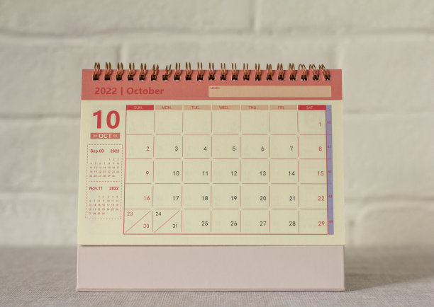 桌上的日历为2022年10月。图片下载