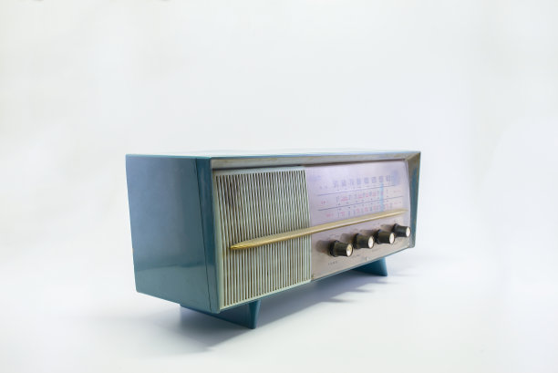 老式收音机在白色背景音上有一种美丽的老式风格图片下载
