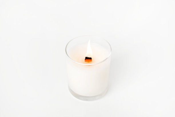 玻璃罐里的大豆蜡烛，手工制作的现代爱好，无害的椰子蜡蜡烛，没有石蜡，用木头在白色背景上孤立图片下载