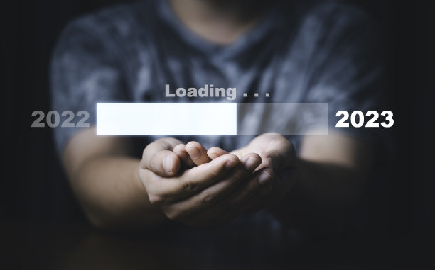 商人手持虚拟加载条倒数从2022年到2023年的准备圣诞快乐，新年快乐的概念。图片下载