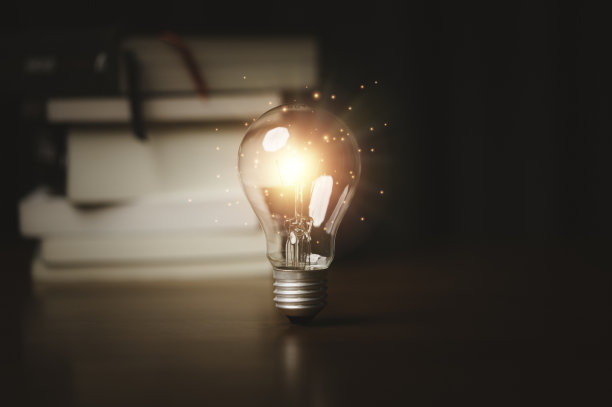 灯泡发出橘黄色的光，婴儿的堆书学习可以使创造性思维的想法和知识解决问题的概念。图片下载