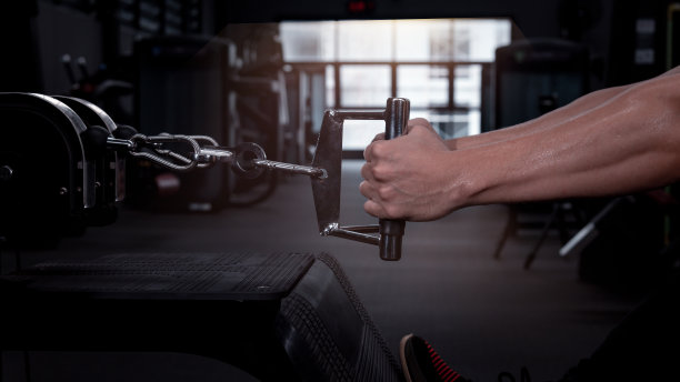 肖像亚洲美丽的运动女性穿着运动服，锻炼头带和耳机在跑步机锻炼。图片下载